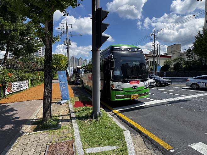 선수단을 실어 나른 관광버스 2~3대도 경기장 입구 길가에 일렬로 늘어서야만 했다. /임지섭 기자 ljs@namdonews.com
