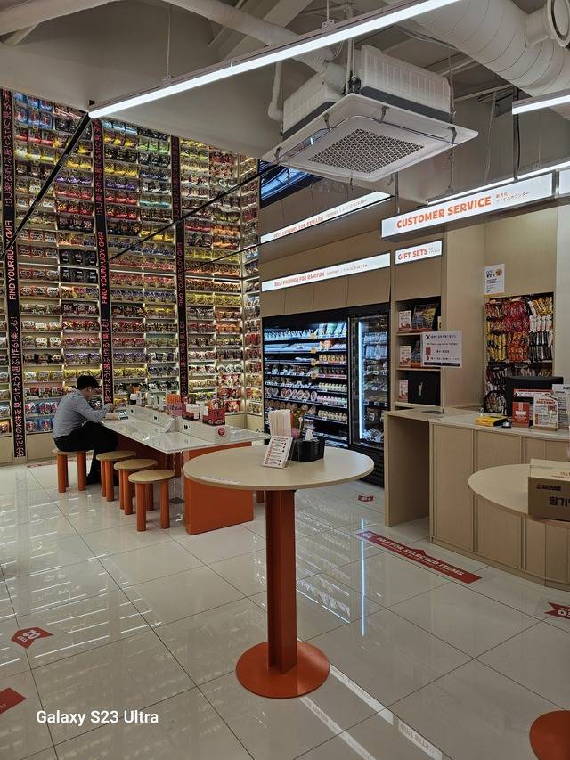 매장 2층에 마련된 ‘라면 아카이브’ 공간. 실제로 새벽부터 라면을 취식하는 외국인 관광객들을 쉽게 만날 수 있었다.(김동욱 기자)