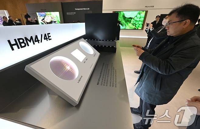 18일 경기 수원시 영통구 수원컨벤션센터에서 열린 '제57기 삼성전자 정기주주총회'에 HBM4, HBM4E 메모리가 전시돼 있다. (공동취재) 2026.3.18 ⓒ 뉴스1 김영운 기자