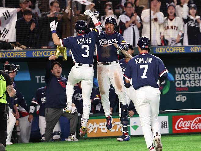 홈런을 친 김혜성이 더그아웃 앞에서 동료들과 기쁨을 나누고 있다. 연합뉴스