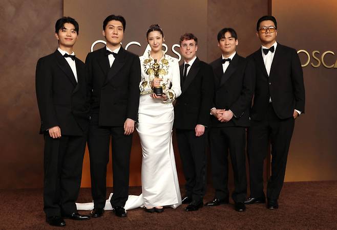 곡을 가창하고 공동 작곡·작사한 이재를 비롯해 공동 작사가 마크 소넨블릭, 더블랙레이블 소속 작곡가 곽중규·이유한·남희동, 서정훈. /AFP연합뉴스