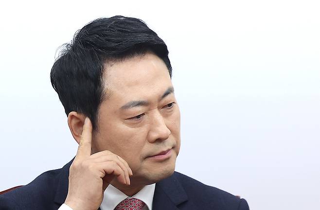 장동혁 국민의힘 대표가 16일 서울 여의도 국회에서 열린 최고위원회의에서 생각에 잠겨 있다./뉴스1