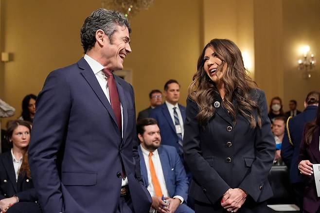 지난해 12월 11일 미 연방 의회에서 열린 조 켄트 국가대테러센터(NCTC) 국장과 크리티 놈 국토안보부 장관이 청문회에 출석해 대화를 나누고 있다. 켄트 국장은 17일 트럼프 대통령이 시작한 이란 전쟁에 대해 "양심상 지지할 수 없다"며 물러났고, 놈 장관은 최근 트럼프 대통령에게 사실상 경질 통보를 받았다. AP=연합뉴스