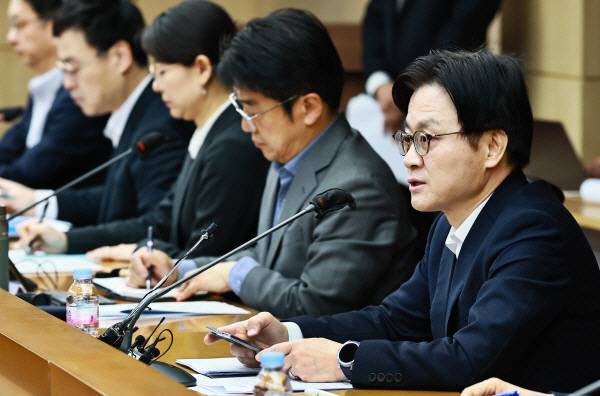 지난 13일 서울 종로구 한국무역보험공사에서 김정관(오른쪽 첫 번째) 산업부 장관 주재로 ‘범부처 합동점검단 회의’가 진행되고 있다. 사진은 기사 내용과 직접적인 관련이 없음. 산업부 제공