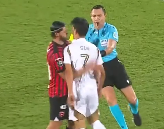 손흥민이 아론 살라자르와 충돌했다./중계화면