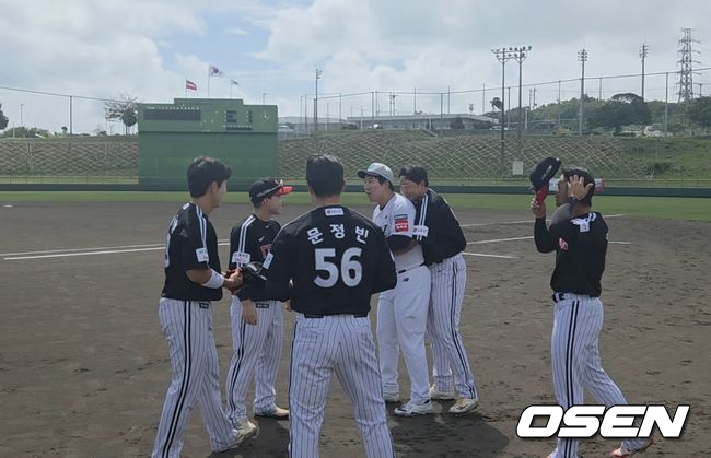 1일 일본 오키나와 구시가와 야구장에서 프로야구 KT 위즈와 LG 트윈스의 연습경기가 열렸다. KT 김현수가 경기 전 LG 선수들과 만나 이야기를 나누고 있다. LG 이재원이 김현수를 뒤에서 껴앉고 있다. /OSEN DB