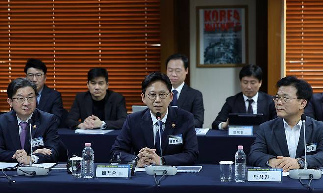 배경훈 부총리 겸 과학기술정보통신부 장관이 17일 서울 중구 프레스센터에서 열린 국민성장펀드 'K-엔비디아 프로젝트' 민관 합동간담회에서 인사말하고 있다. 왼쪽부터 이억원 금융위원장, 배 부총리, 박상진 산업은행 회장. 연합