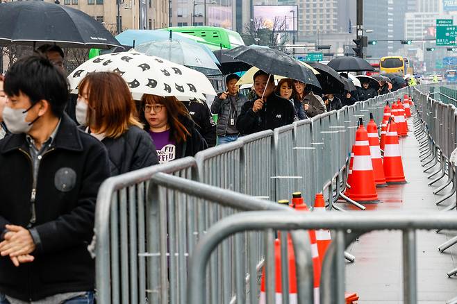 방탄소년단(BTS)의 광화문 컴백 공연을 앞둔 18일 서울 종로구 광화문광장 일대가 통제돼 있다. 정부는 이날 서울 종로구·중구 일대의 테러 경보 단계를 ‘관심’에서 ‘주의’로 한 단계 상향 조정한다고 밝혔다.