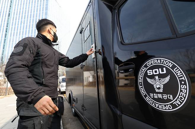 18일 오후 경찰특공대원이 방탄소년단(BTS) 공연에 대비해 서울 종로구 광화문광장 인근에 세워진 안티드론차량에 탑승하고 있다.