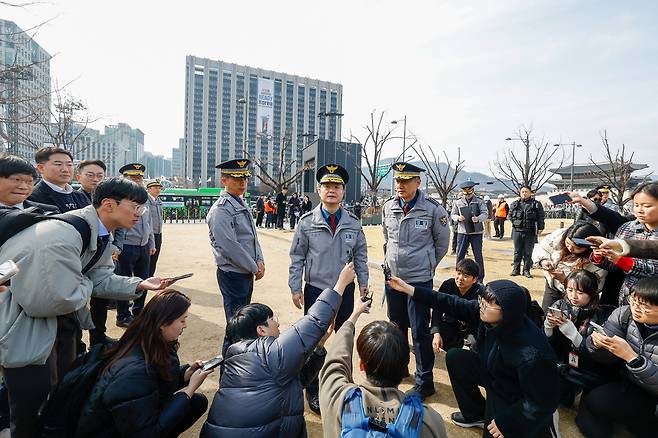 박정보 서울경찰청장이 18일 서울 종로구 광화문광장 인근을 찾아 방탄소년단(BTS) 컴백 무대 현장을 점검하고 있다.