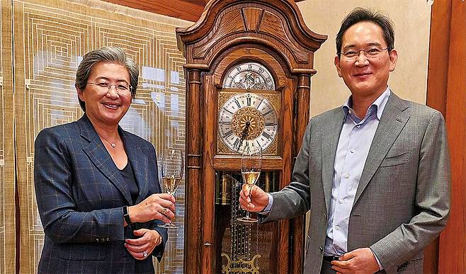 이재용 삼성전자 회장(오른쪽)과 리사 수 AMD 최고경영자가 18일 서울 용산구 승지원에서 만찬회동을 하며 기념촬영하고 있다. 삼성전자 제공