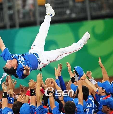 2008 베이징 올림픽 대표팀 선수들이 금메달을 차지한 뒤 김경문 감독을 헹가래치고 있다. /사진=OSEN