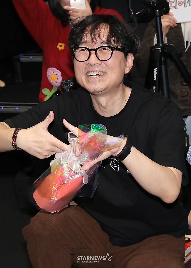 (서울=뉴스1) 권현진 기자 = 영화 '왕과 사는 남자'의 장항준 감독이 17일 서울 강남구 코엑스 메가박스에서 1,300만 관객 돌파를 기념해 팬들과 기념 촬영을 하고 있다. 2026.3.17/뉴스1 Copyright (C) 뉴스1. All rights reserved. 무단 전재 및 재배포, AI학습 이용 금지. /사진=(서울=뉴스1) 권현진 기자