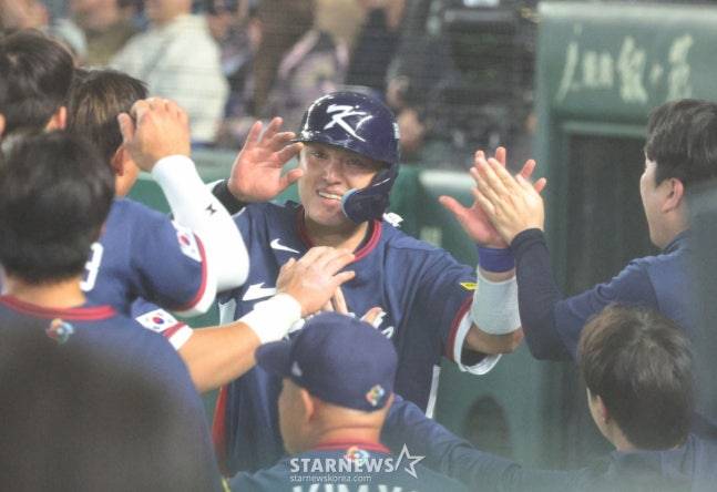 2026 WBC에 출전한 박동원(가운데). /사진=강영조 선임기자