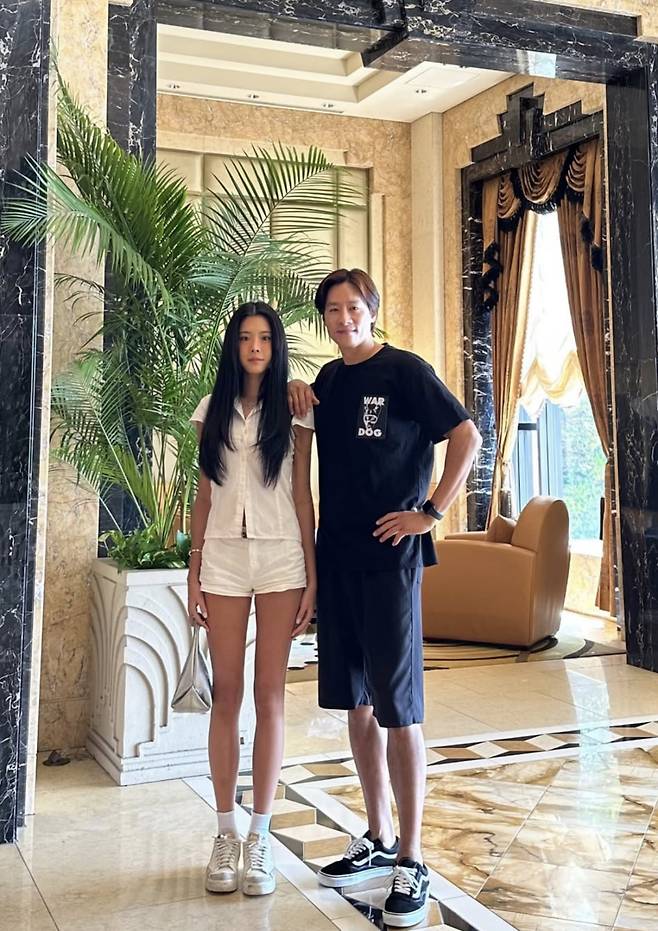 우지원이 딸 우서윤의 어깨에 손을 올리고 미소 짓고 있다 / 사진 = 우지원 SNS