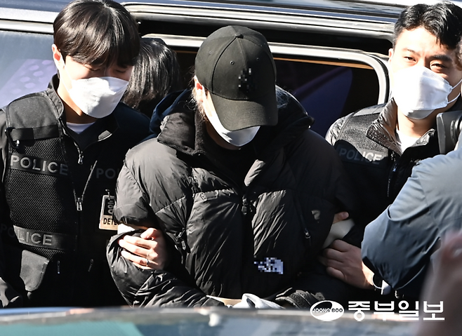 세 살배기 딸을 학대해 숨지게 한 친모를 도와 시신을 야산에 유기한 혐의를 받는 30대 남성이 19일 오전 영장실질심사를 받기 위해 호송차량에서 내려 수원지방법원 안산지원으로 이동하고 있다. 임채운기자