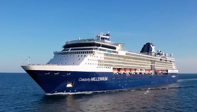 초등학생들이 견학하는 9만1000톤급 '셀러브리티 밀레니엄호'.