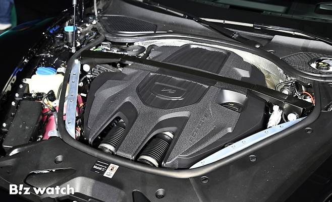 포르쉐코리아가 19일 오전 서울 광진구 파이팩토리에서 열린 2026 포르쉐코리아 신년 기자 간담회에서 포르쉐 파나메라 레드 익스클루시브를 선보이고 있다./사진=이명근 기자 qwe123@