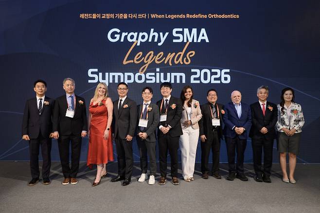'그래피 레전드 SMA 심포지엄'의 연자들과 심운섭 그래피 대표(오른쪽에서 두 번째)가 기념촬영을 하고 있다. (사진=그래피)