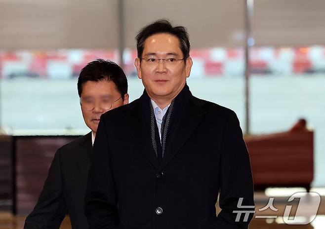 방중 경제사절단 일정을 마친 이재용 삼성전자 회장이 지난 1월 6일 오후 서울 강서구 김포 비즈니스 항공센터(SGBAC)를 통해 귀국하고 있다. 2026.1.6 ⓒ 뉴스1 박지혜 기자