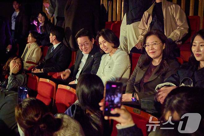 이재명 대통령과 김혜경 여사가 18일 서울 대학로 링크아트센터드림에서 창작뮤지컬 '긴긴밤'을 관람하기 위해 착석해 있다. (청와대 제공. 재판매 및 DB 금지) 2026.3.19 ⓒ 뉴스1 이재명 기자