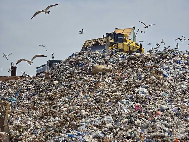 인천 서구 검암동 인근 수도권매립지 제3매립장에서 기후에너지환경부 수도권매립지관리공사 소속 직원들이 쓰레기를 매립하는 모습 2024.5.10 ⓒ 뉴스1 황덕현 기후환경전문기자