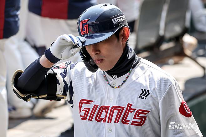 황성빈이 더그아웃에서 타석에 들어설 준비를 하고 있다. 사진 | 롯데 자이언츠