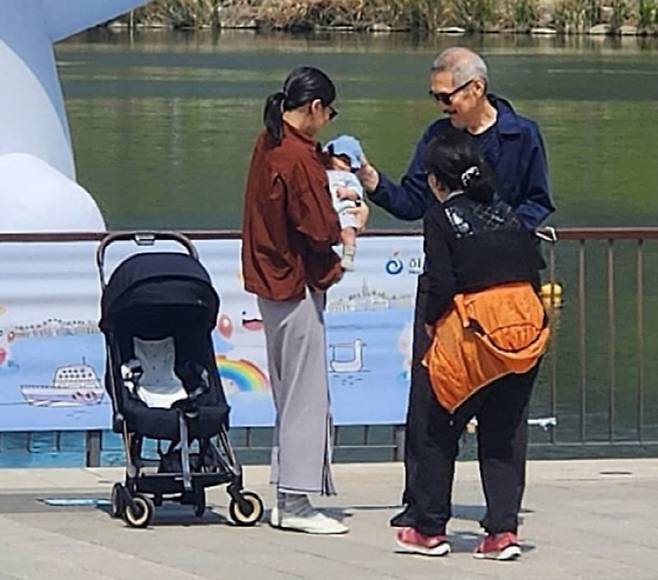 지난해 경기 하남시 미사호수공원에서 포착된 김민희, 홍상수 감독의 모습