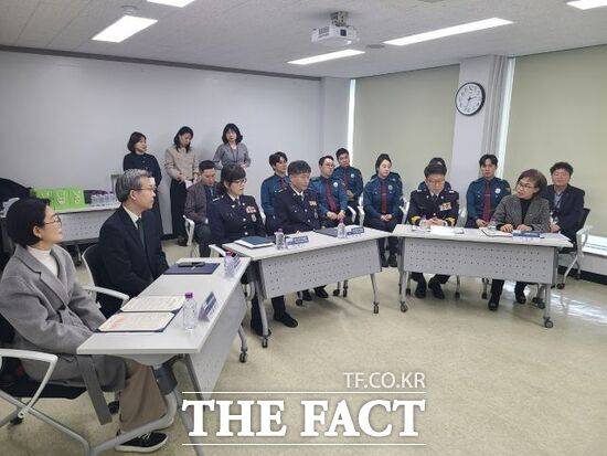 경기 고양시, 일산동부·일산서부경찰서, 국민건강보험 일산병원, 고양성폭력상담소 등 총 6개 기관 관계자들이 지난 18일 상하수도사업소 소회의실에서 '장애인 인권보호 및 피해자 통합지원체계 구축'을 위한 업무협약 체결 관련 논의를 진행하고 있다. /고양시