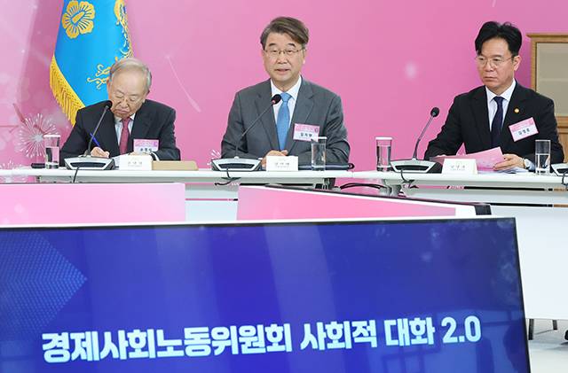 김지형 경제사회노동위원회 위원장이 19일 청와대에서 열린 '새 정부 경사노위 제1기 출범을 맞이하여 대통령과 함께하는 노동정책 토론회'에서 발언하고 있다./청와대통신사진기자단
