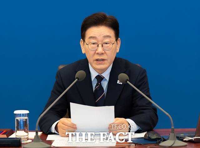 이재명 대통령은 19일 경찰에 "접수된 스토킹 신고를 신속하게 전수조사하라"고 주문했다. 이 대통령이 6일 청와대에서 주재한 제26차 수석보좌관회의에서 발언하고 있다. /청와대