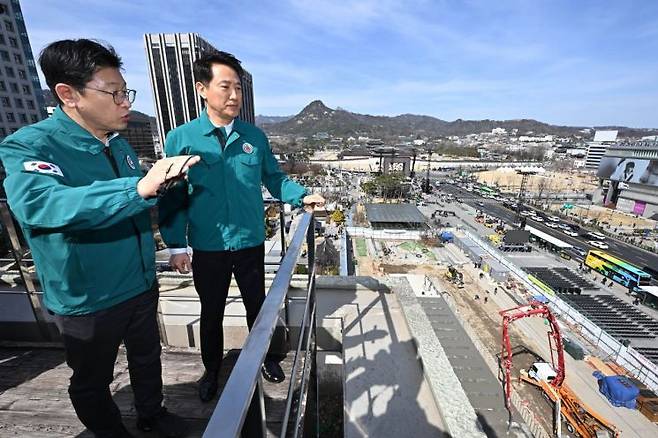 오세훈 서울시장이 19일 서울 종로구 세종문화회관에서 광화문광장에 준비 중인 방탄소년단의 컴백 공연 무대를 살펴보고 있다. 연합뉴스