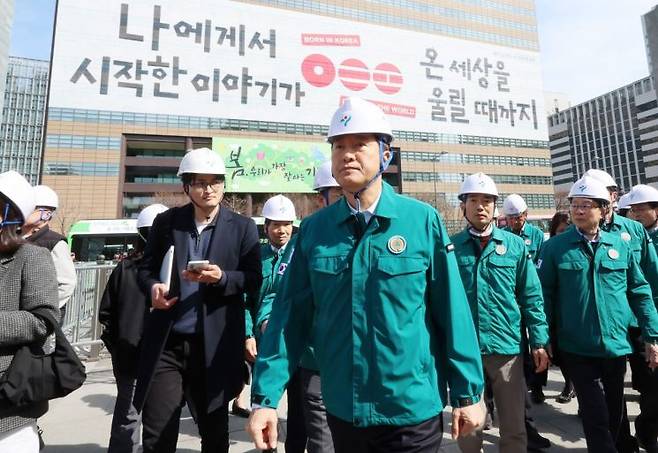 19일 서울 광화문광장에서 오세훈 서울시장이 BTS 공연 준비 현장을 점검하고 있다. 연합뉴스