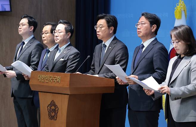 더불어민주당 '윤석열 독재정권 하 조작기소 진상규명 및 공소취소를 위한 국정조사 추진위원회' 소속 박성준·이건태 의원 등이 15일 서울 여의도 국회 소통관에서 기자회견을 열고 대장동 개발 비리 의혹 등 검찰 수사·기소 과정에 대한 국정조사 요구서와 관련 국민의힘에 "국정조사특위 구성에 즉각 협조해야 한다"고 촉구하고 있다. 왼쪽부터 김동아, 이건태, 박성준, 이용우, 김승원, 이주희 의원. /남강호 기자