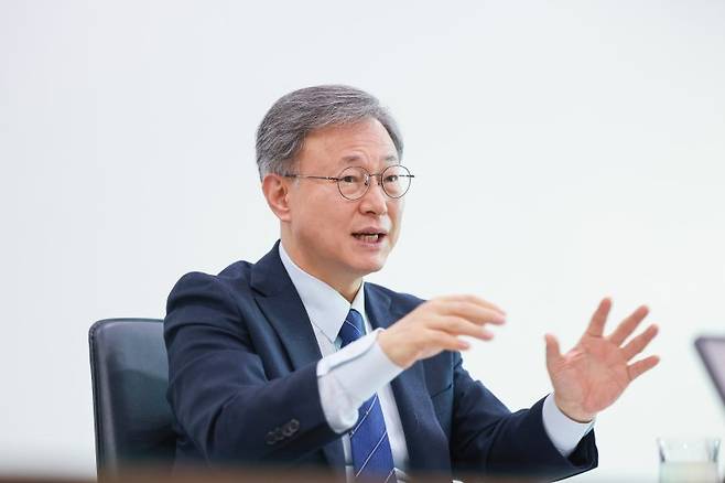 장인홍 구로구청장이 지난 11일 구로구청 내 집무실에서 진행한 인터뷰를 통해 구로의 변화를 이끌 수 있는 정책에 대해 소개하고 있다. 구로구 제공