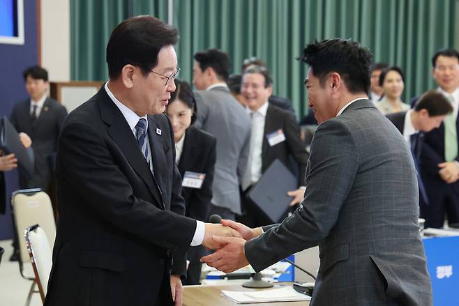 이재명 대통령이 18일 청와대에서 열린 ‘자본시장 안정과 정상화 간담회’가 끝난 뒤 개인 투자자로서 참석한 개그맨 장동민과 악수하고 있다. 연합뉴스