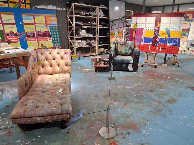 미술관 2층 스튜디오 공간에 4부 전시로 재현된 작가의 템즈강변 작업실 공간. 그가 쉬는 소파와 물감 얼룩이 묻은 바닥까지 그대로 옮겨와 미완성 그림들과 함께 전시하고 있다. 노형석 기자