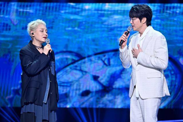 가수 이소라가 ‘더 시즌즈-성시경의 고막남친’ 1회 게스트로 출격한다. KBS2 제공