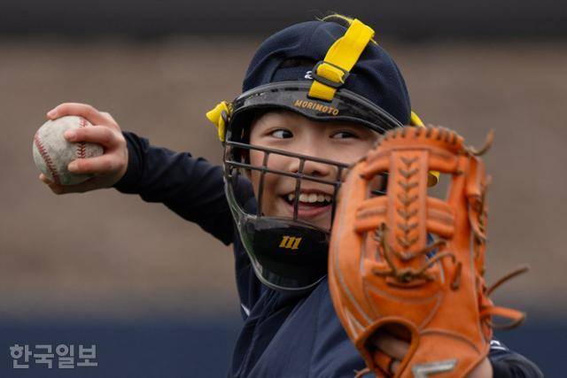 15일 충남 천안시 천안야구장에서 천안 주니어 여자야구단 성해인이 훈련을 하고 있다. 천안=박시몬 기자