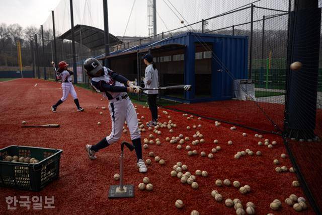 15일 충남 천안시 천안야구장에서 천안 주니어 여자야구단 선수들이 훈련을 하고 있다. 천안=박시몬 기자