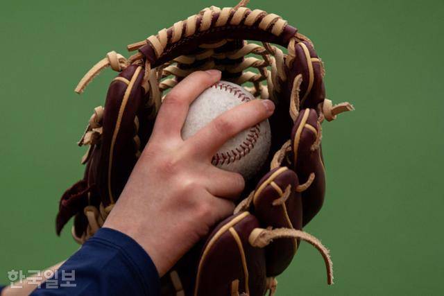 15일 충남 천안시 천안야구장에서 천안 주니어 여자야구단 선수들이 훈련을 하고 있다. 천안=박시몬 기자