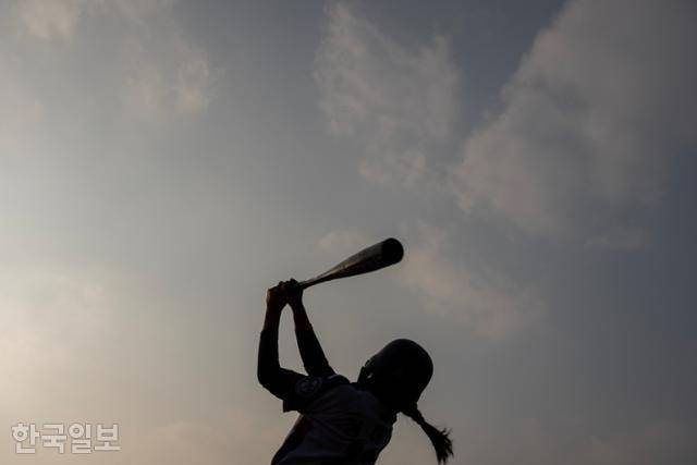 15일 천안 주니어 여자야구단 정하율이 충남 천안시 천안야구장에서 스윙을 하고 있다. 천안=박시몬 기자