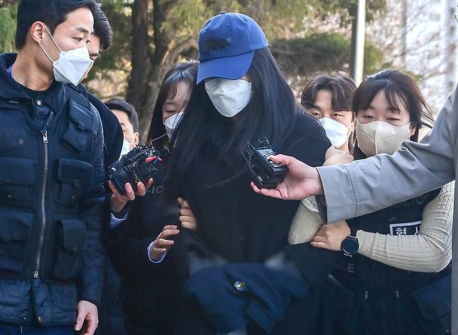 세 살배기 딸을 학대해 숨지게 한 친모 A씨(32)가 19일 오전 수원지법 안산지원에서 열린 구속 전 피의자 심문(영장실질심사)에 출석하고 있다. 뉴시스