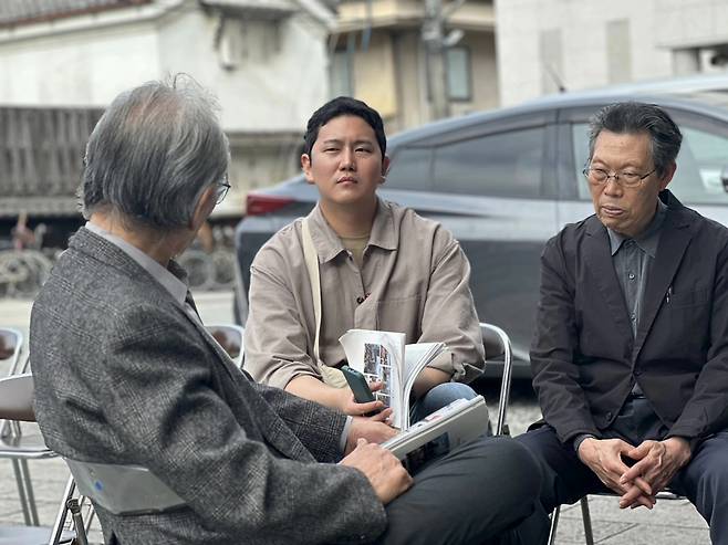 지난해 4월20일 일본 오사카에서 열린 제77주년 재일본 4·3 위령제를 취재한 고상현 기자(사진 가운데)가 4·3 재일 유가족과 인터뷰하고 있다. /고상현 제공