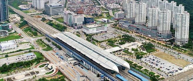 KTX천안아산역 일대가 교통 요충지를 넘어 중부권 미래 산업을 견인할 혁신 거점으로 탈바꿈하고 있다. 사진은 하늘에서 본 천안아산역. /충남도 제공