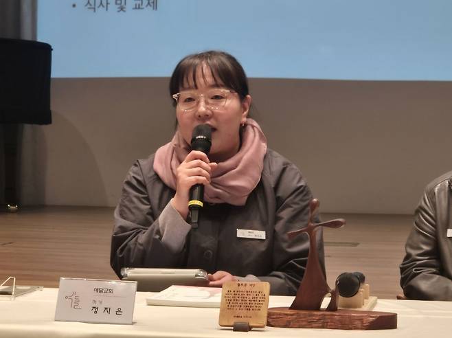 정지은 작가가 19일 서울 강남구 제이드409에서 열린 사순절 특별기획전 ‘비워낸 나무, 손끝에 닿은 쉼’ 기자간담회에서 전시 작품에 대해 소개하고 있다.