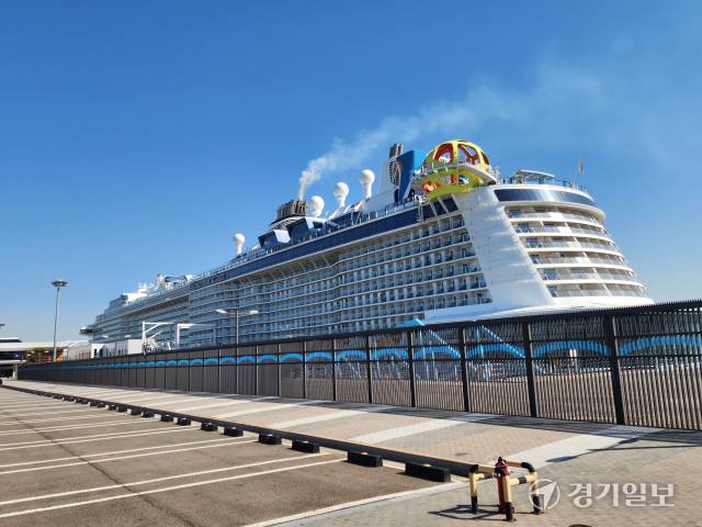 19일 인천 연수구 인천항 크루즈여객터미널에 정박한 크루즈 ‘스펙트럼 오브 더 씨(Spectrum Of The Seas)’호 모습. 이병기기자