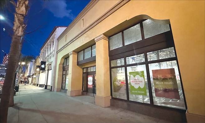 미국 LA 파사디나 지역에 들어설 올리브영 매장 전경. 도로 하나를 사이에 두고 건너편에 세포라가 포진해 있어 자칫 ‘고객 겹침’ 현상이 빚어질 수 있다는 우려가 제기된다. (현지 교민 제공)