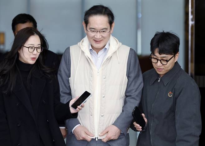 해외 일정을 마친 이재용 삼성전자 회장이 지난 13일 오후 서울 강서구 김포비즈니스항공센터를 통해 귀국하고 있다. /사진-뉴스1