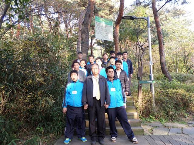 코레일테크 근무 시절 필자(맨 앞)와 송만기(뒷줄 오른쪽) 씨는 동료들과 남산 장애인복지시설에서 봉사 활동을 했다.